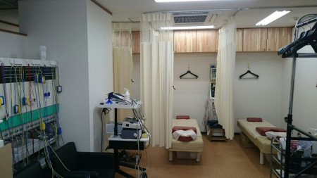 カーテンで仕切り施術時のプライバシーを守ります